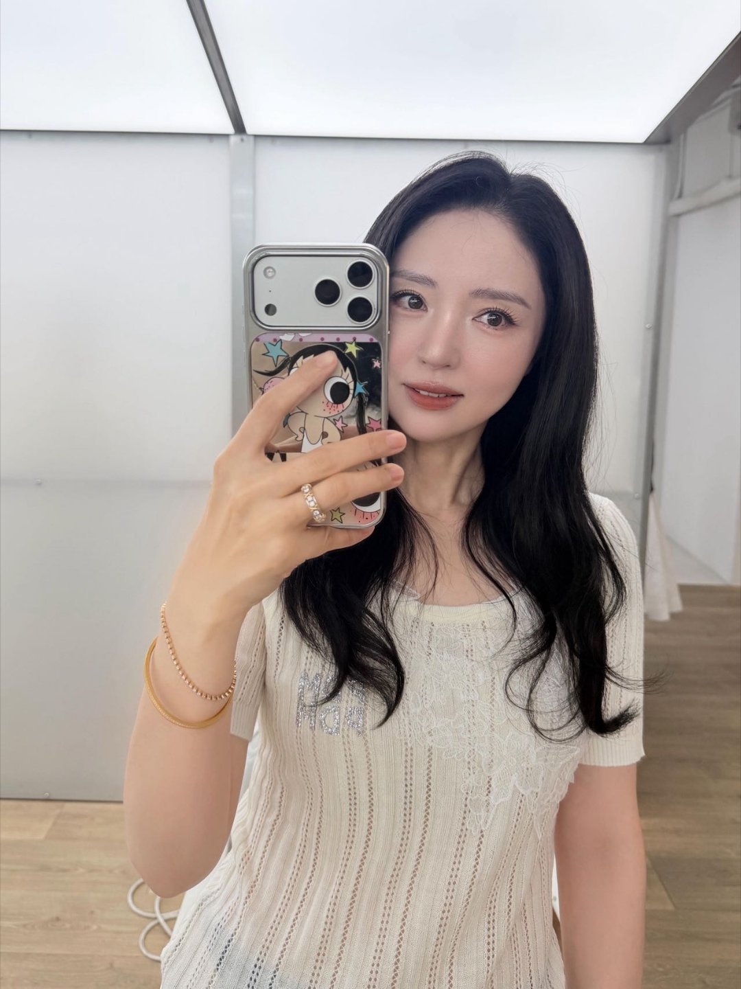 董璇小酒窝体验韩式妆造 董璇带小酒窝去韩国玩，母女俩体验韩式特色妆容，假期生活好