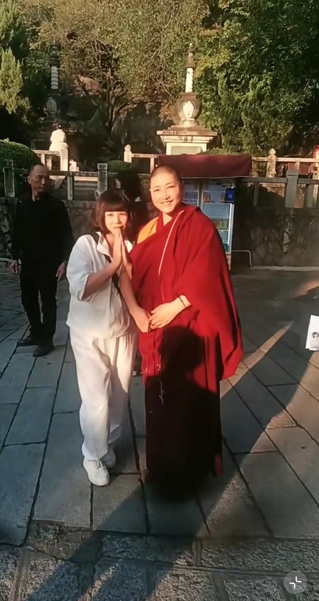 人们用歌坛的珠穆朗玛来形象李娜，李娜的《嫂子》前无古人，后无来者。上个世纪最后十