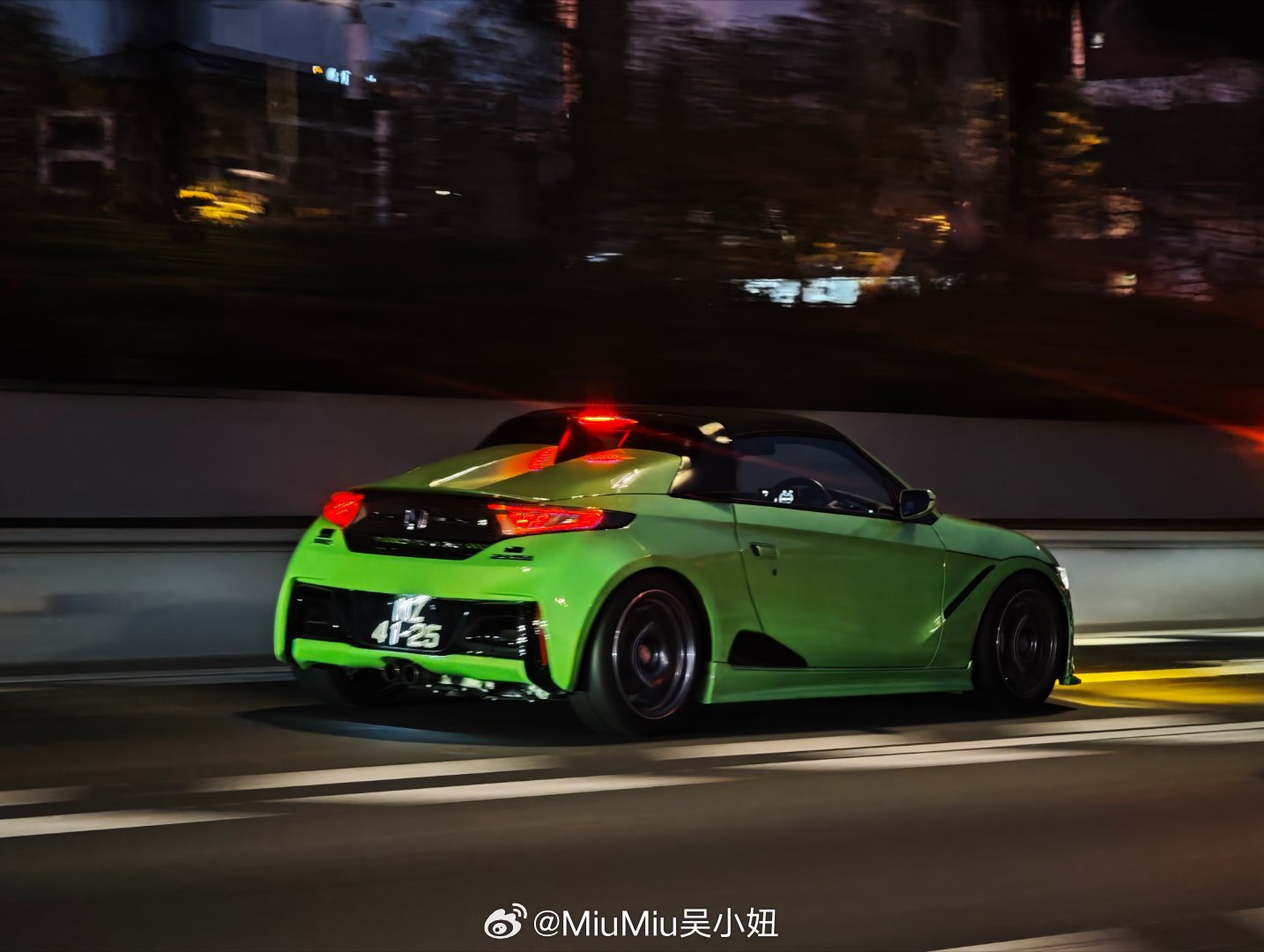 在放眼望去全都是大车的路上，偶然一瞥！一道靓丽的荧光绿~小小的超级灵活~好看好帅