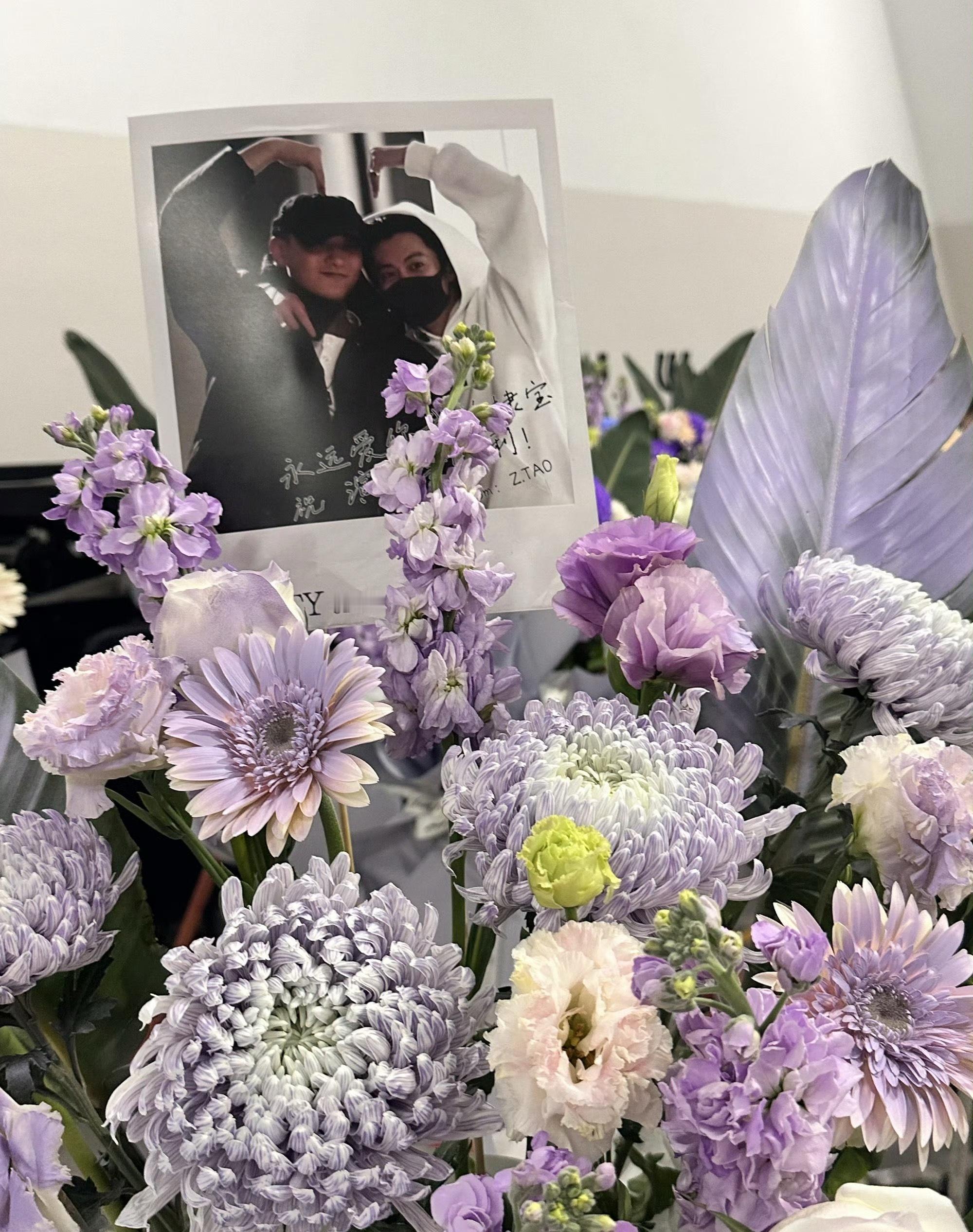 黄子韬叫王鹤棣棣宝黄子韬给王鹤棣演唱会送了花篮 好一个棣宝 