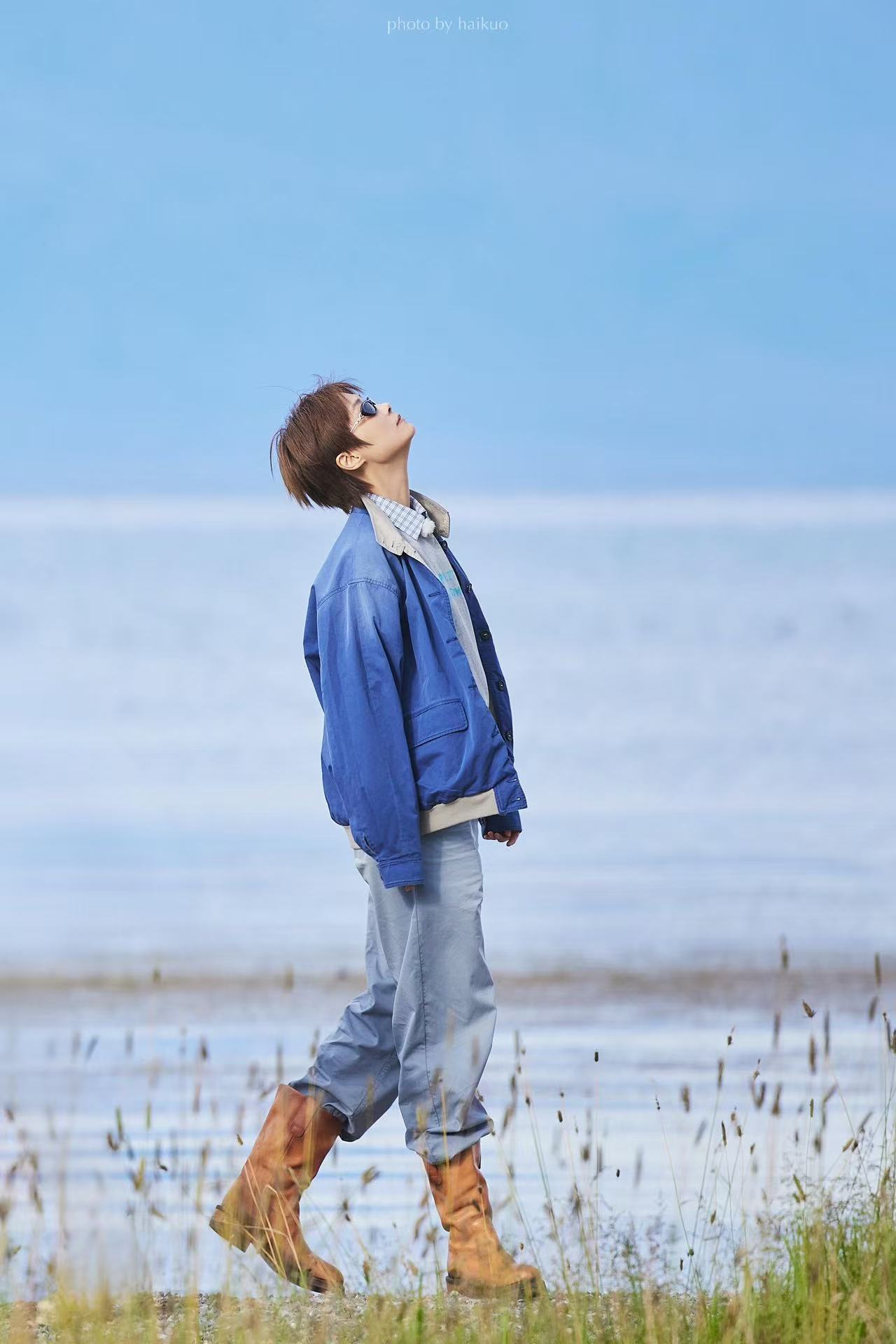 向野的我们 穿行在北疆辽阔的土地上，看湖泊与草原连绵，姐姐们远离城市喧嚣，在大自