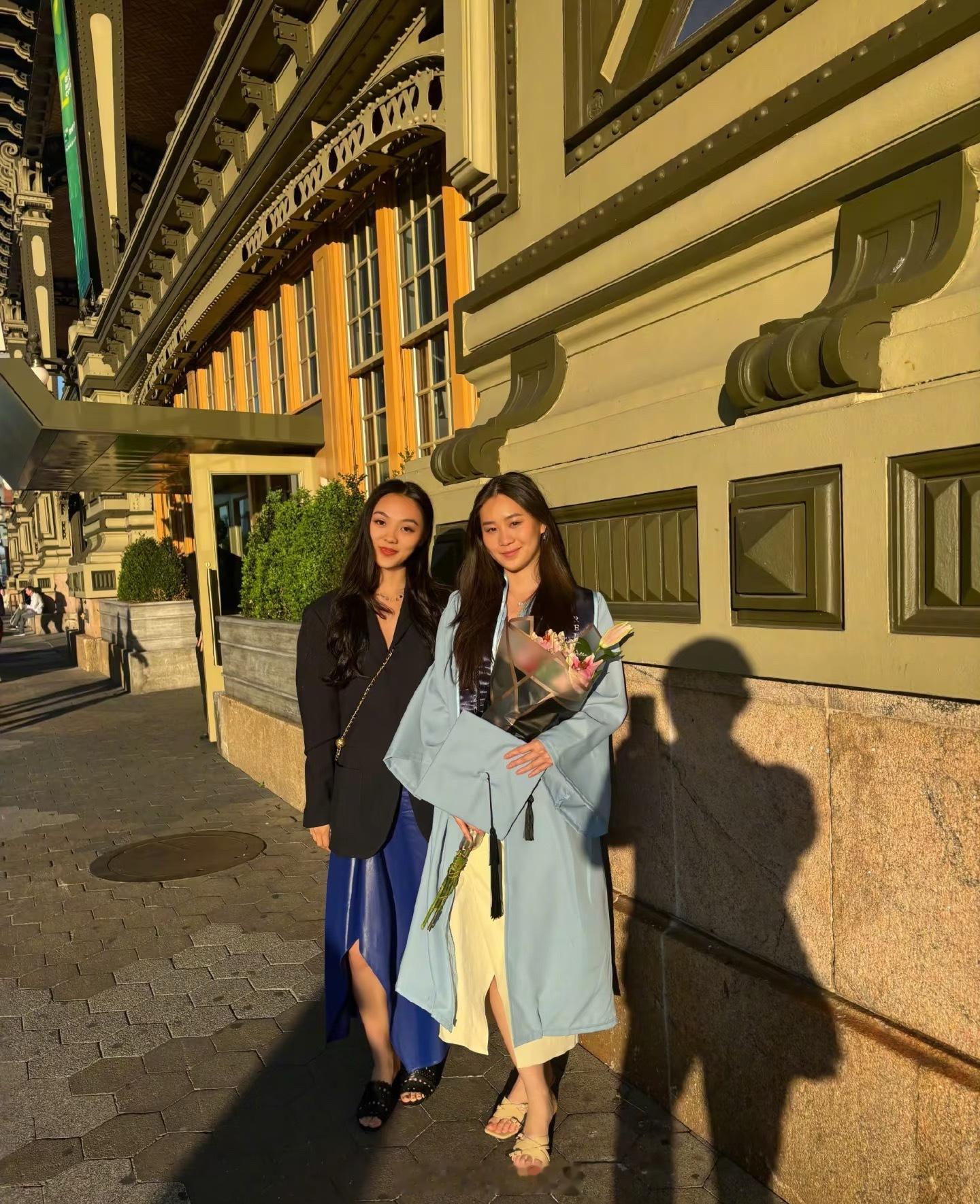 李连杰 我女儿生下来就是享福的李连杰也太幸福啦，晚年可以有四个女儿陪着，他还这么