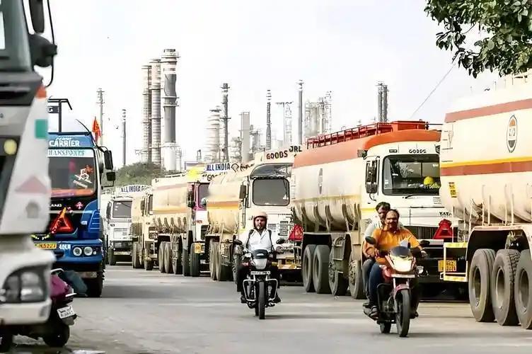 印度彻底崩了！一场史无前例的“气荒”席卷全国，把老百姓逼得走投无路，连顿热饭都做