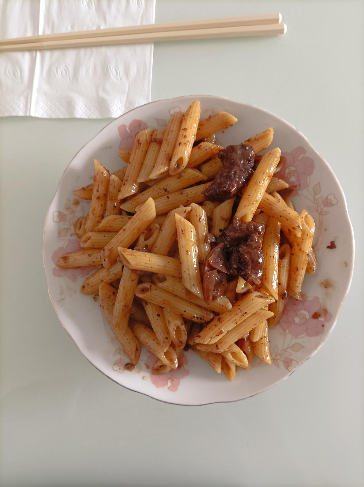 晒出我的今日美食自己做的意面，配的峰味牛肉酱，味道真不错[赞]