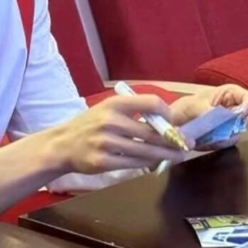 汪顺手握方向盘好帅汪顺沉浸式试驾新车本人完全“型男”形容词，汪顺的手真的很好看啊
