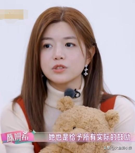 拉宏问陈妍希：“你生命中最想感谢的三位女性是谁？”

陈妍希说：“我妈妈，我姐姐