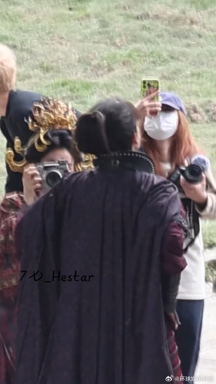 林允林允给张凌赫拍照路透林允给张凌赫拍照 《归鸾》现场林允给张凌赫拍照，还教张凌