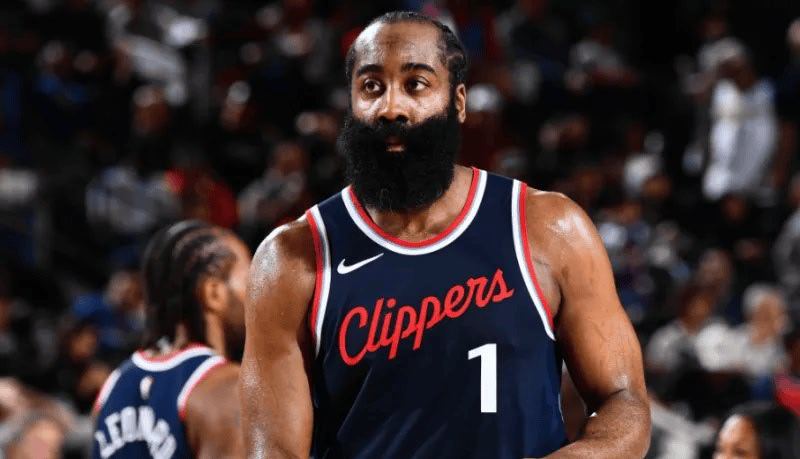 赛前，快船主帅泰伦-卢表示：詹姆斯-哈登今天会带伤出战。随后，快船官方表示：泰伦