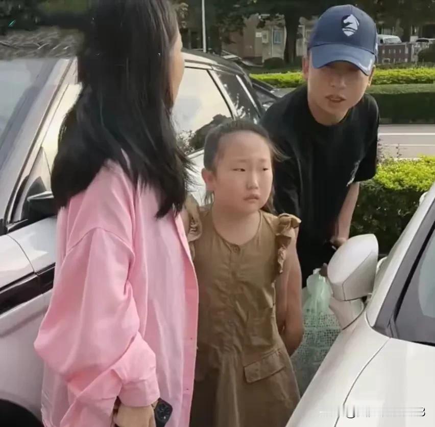 三石当街抢夺孩子，杨子钰哭着说：不要打妈妈。
        网上爆出视频，千万