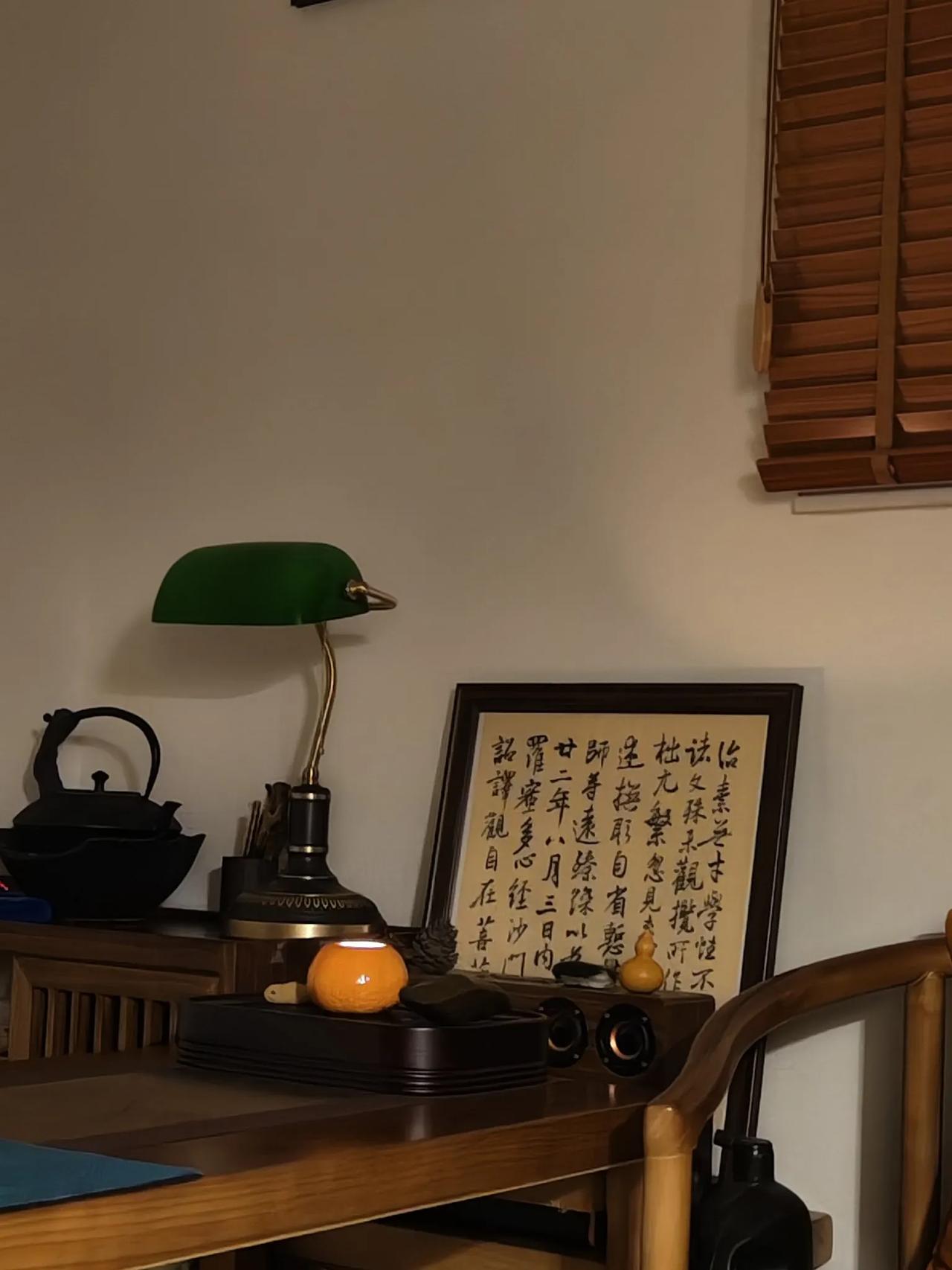 拍了好多自己喝茶的角落（不敢叫“茶室”），这一张是最满意的。最左边是我的铸铁壶，