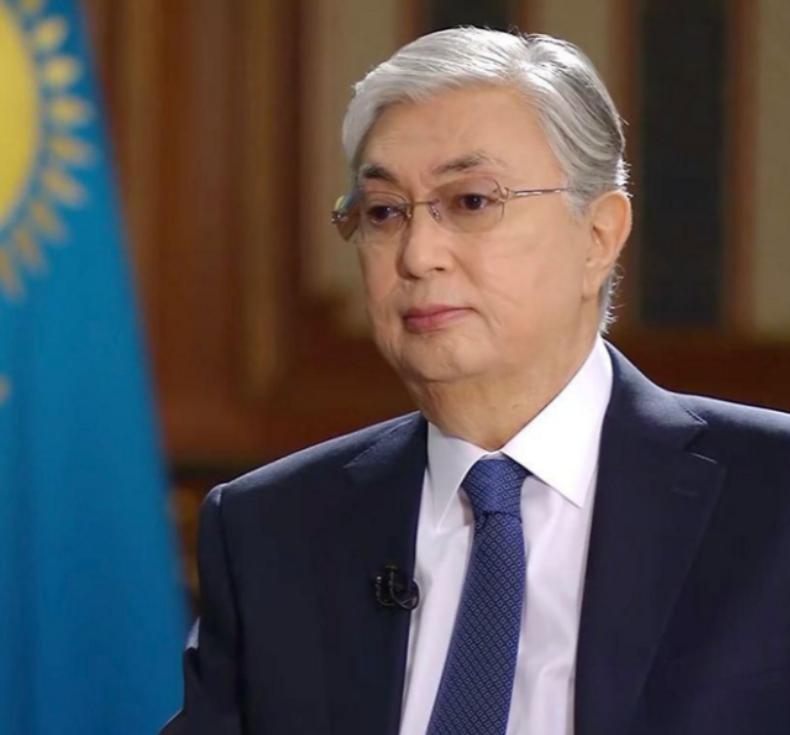 近期的国际外交圈，哈萨克斯坦总统托卡耶夫凭一己之力上演了出“速度与激情”，短短三