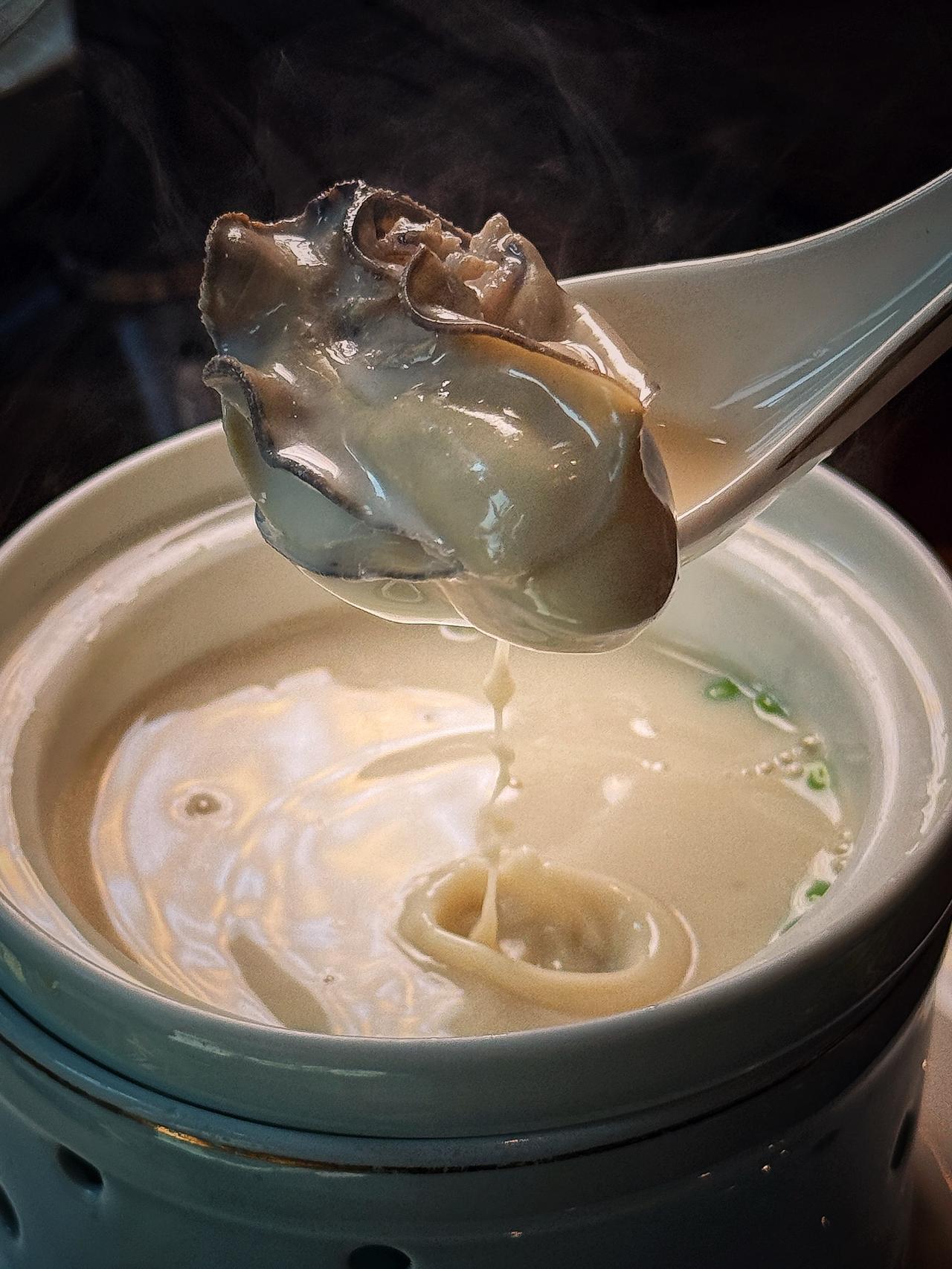 周五，降温前的大晴天，阳光好得不像话。我们跟着地主老师秋游出发前，先来上海虹桥祥