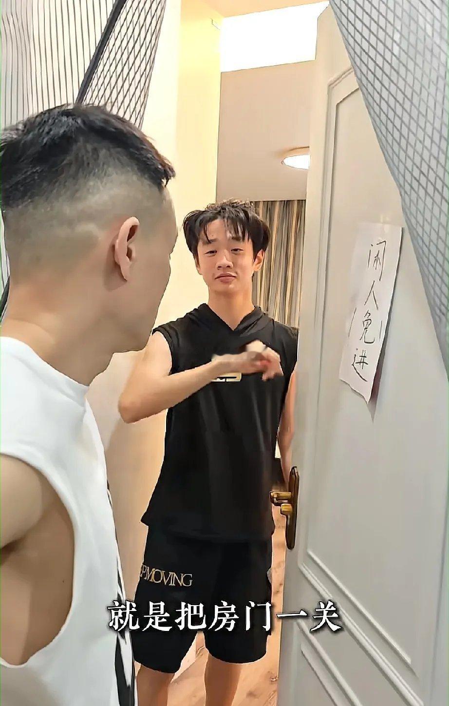 杨威自曝和儿子杨阳洋现在沟通很受挫，父子俩已经有些互相不对付了。相信杨威和儿子杨