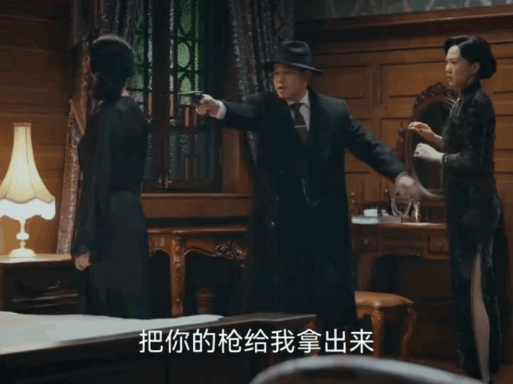 《孤舟》周知非让他老婆把泉水藏在身上的武器搜出来，她老婆看着只穿了一身睡衣的泉水
