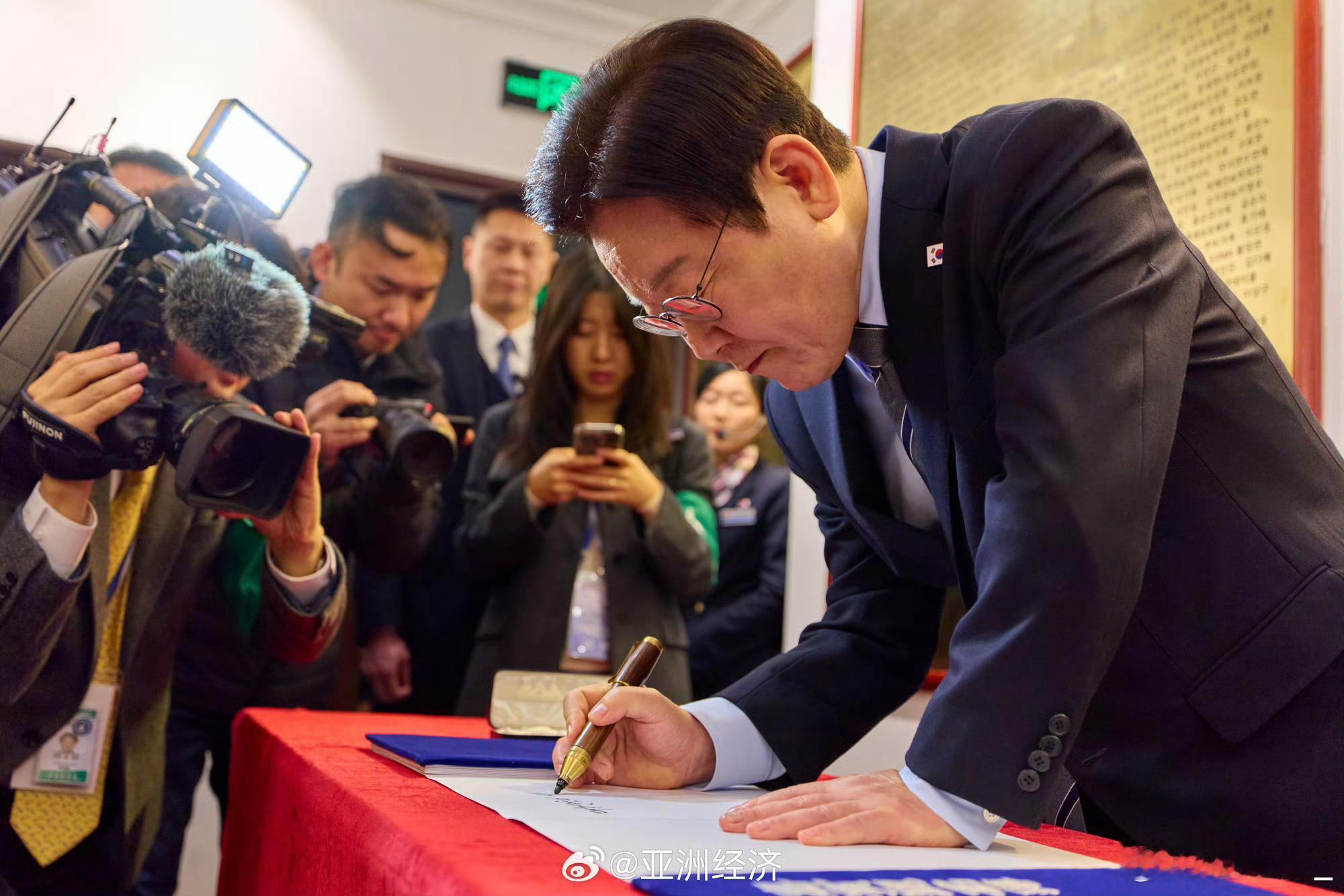 李在明在上海参观大韩民国临时政府旧址时，写下留言：“这里是韩国的起点，我将坚定守