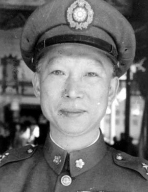 1993 年，97 岁的薛岳被推上法庭受审，法官发问后，他沉默了很长时间，却始终