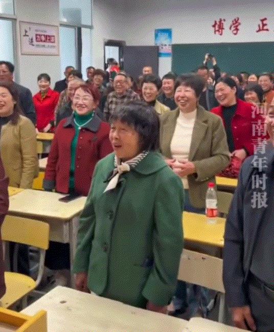 太难得了！湖南一中学，76年毕业的一个班学生，时隔50年后，全班同学协同班主任再