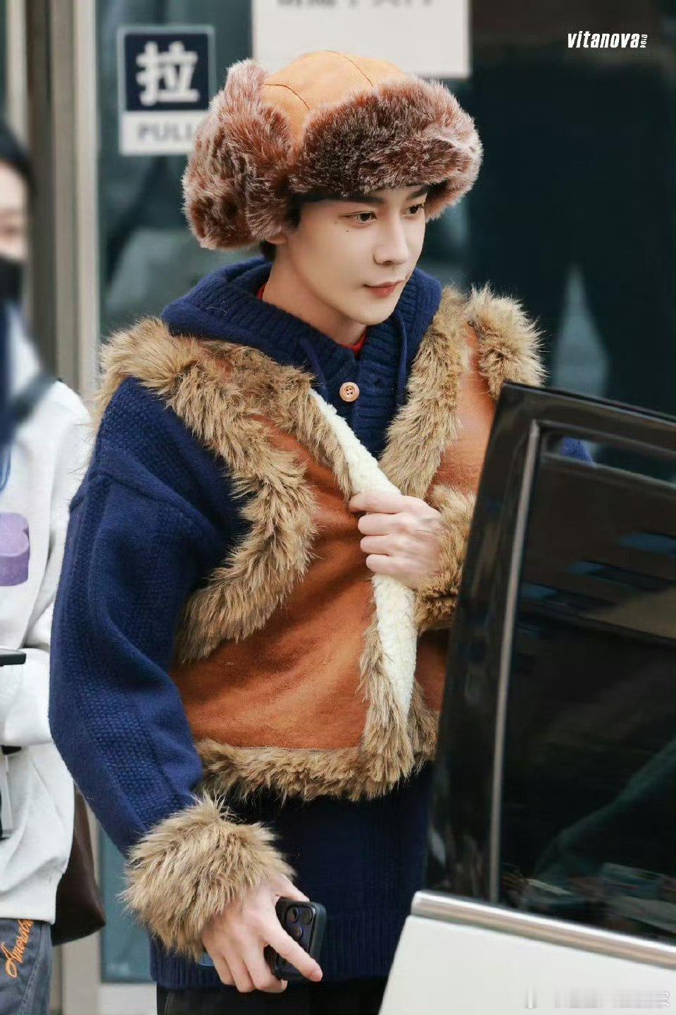 第一眼光头强，第二眼夏之光[兔子][兔子][兔子]夏之光你是怎么被说服穿成这样子