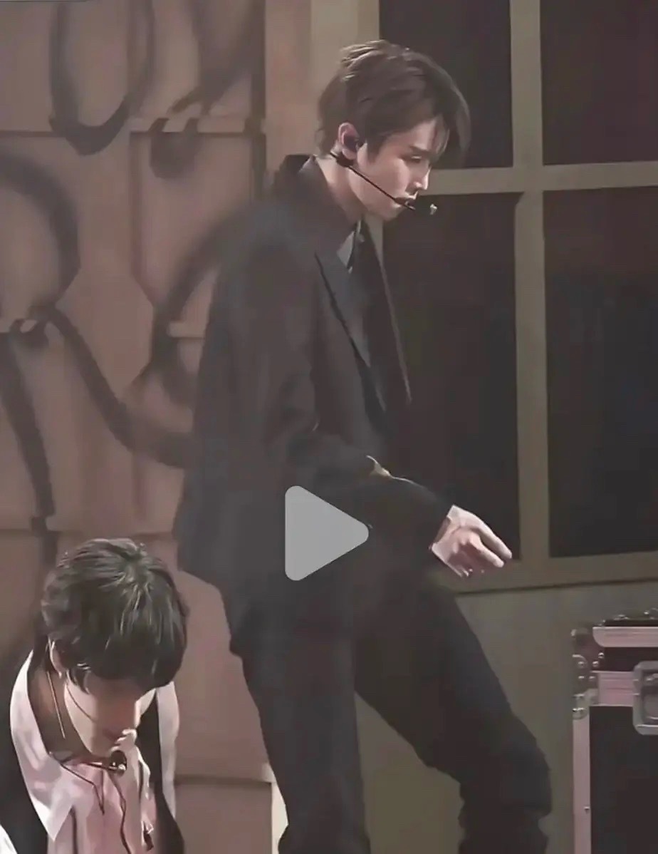 如何看待郑成灿粉丝拉腿不管不顾李灿荣 这是丈夫的腿长妻子的脸面吗？ 