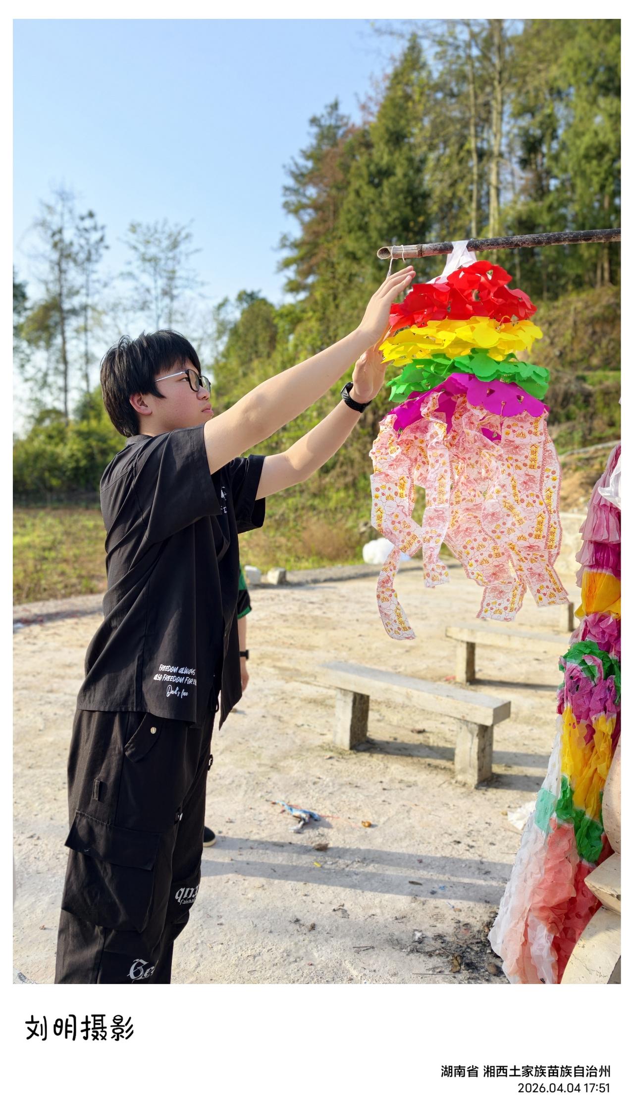 2026年的清明，是父亲不在后的第一个清明。
 
过去的清明，他时不时地带着我们