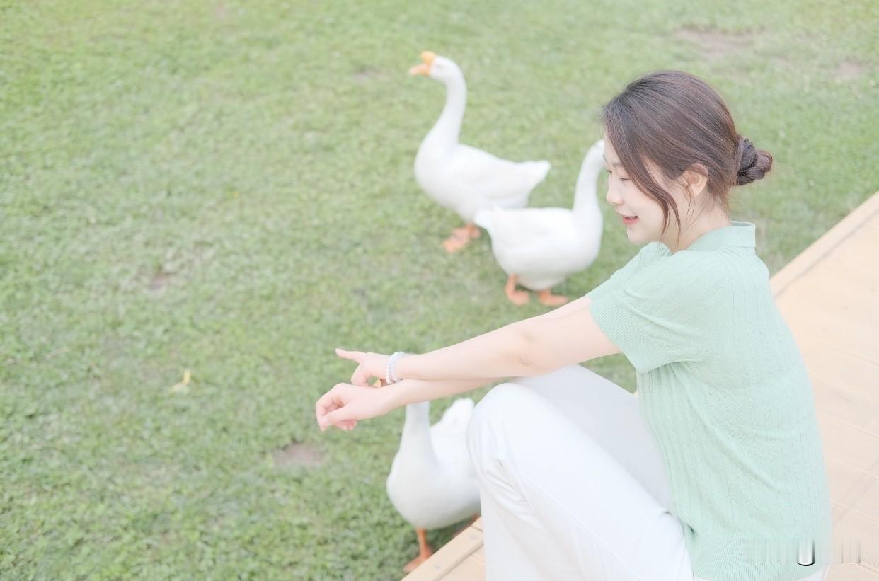 内在方面，气质和韵味藏在处事和见识里。有气质的女人遇事不慌，能稳稳处理。爱读书也