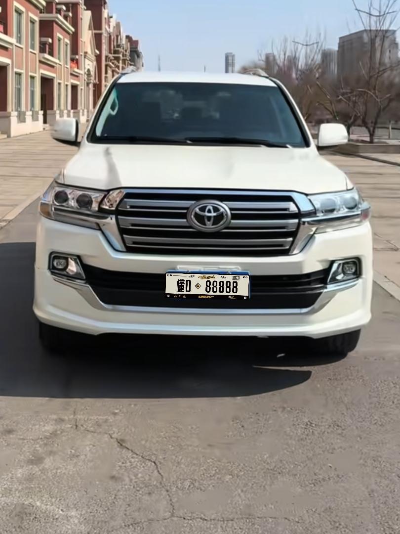 丰田兰德酷路泽可以说是保值率天花板级别的车型了，被网友调侃10万公里出磨合，百万