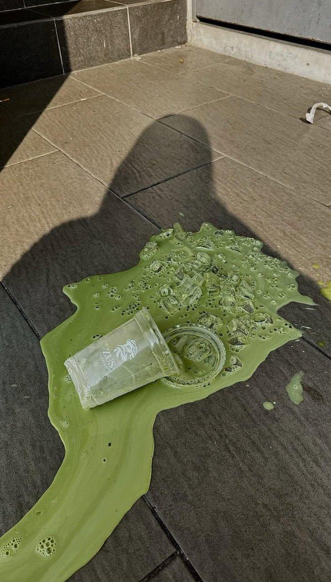 一个博主把自己买的一杯抹茶失手打翻在地后，随手拍了张照片发在社交媒体上。
然后引