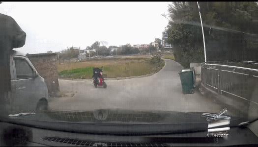 好似无接触的物理事故。
大爷他自己站了起来，并扶起了车。
若是大爷躺着不起来，你