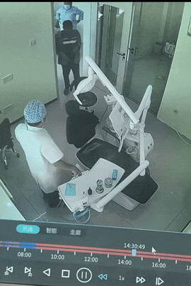 大爷：我这辈子没服过谁。
网友：我服了，笑服了。
建议给这位大爷颁个奖：年度最佳