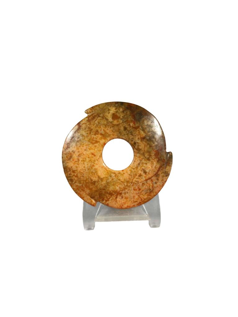 红山文化代表性器物
 
1. 玉猪龙
红山最具标志性的器物，蜷曲如C形，兽首蛇身