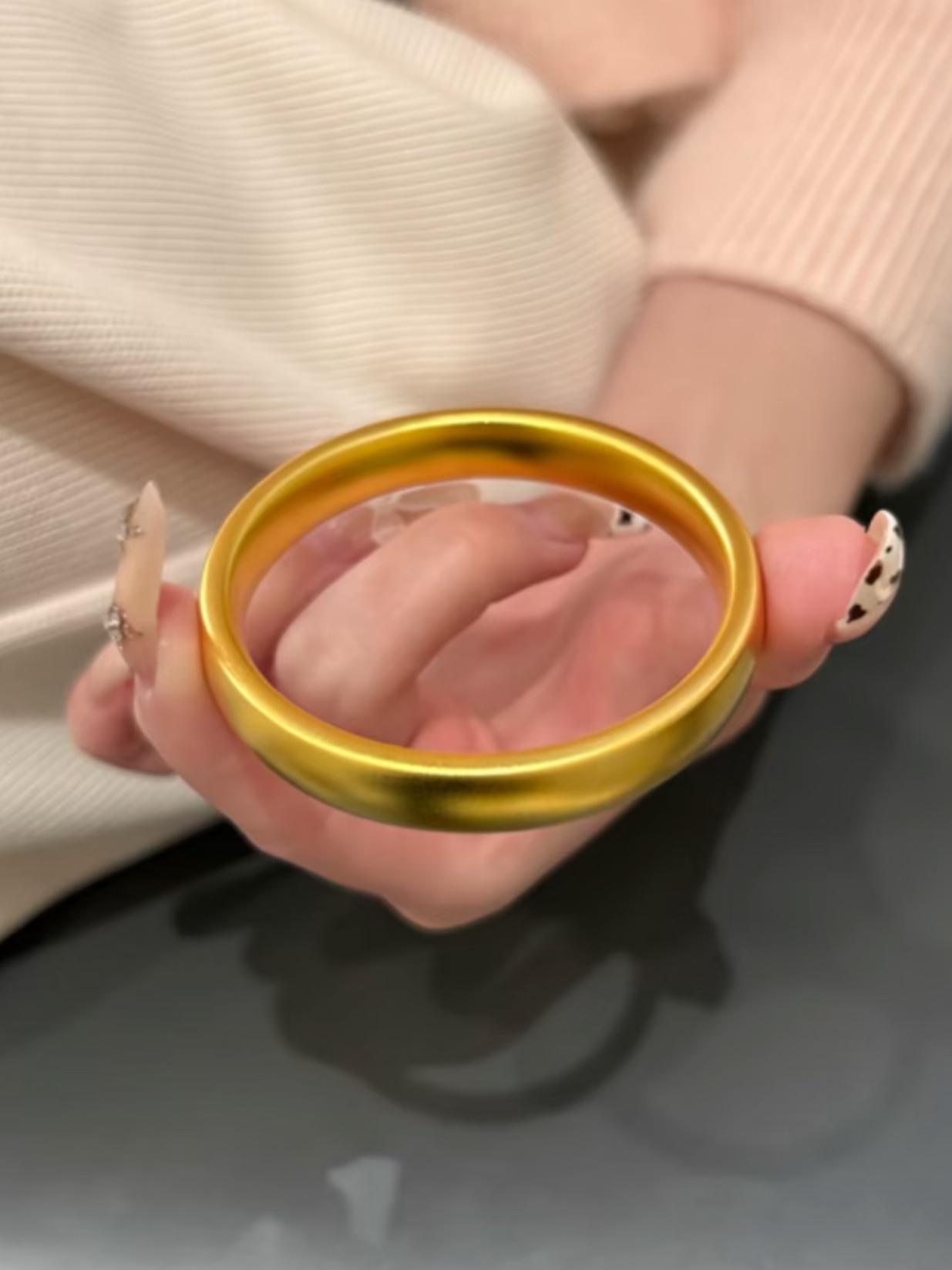 这下好了，
金价彻底跌疯了！
4月21日我老公入手了一只38克金镯子，55000