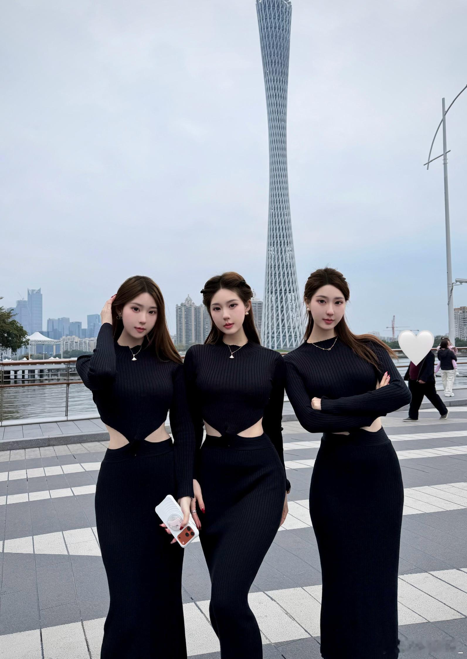 我和我的三胞胎姐妹幸福治愈系三胞胎碧星梦广州塔合影 广州