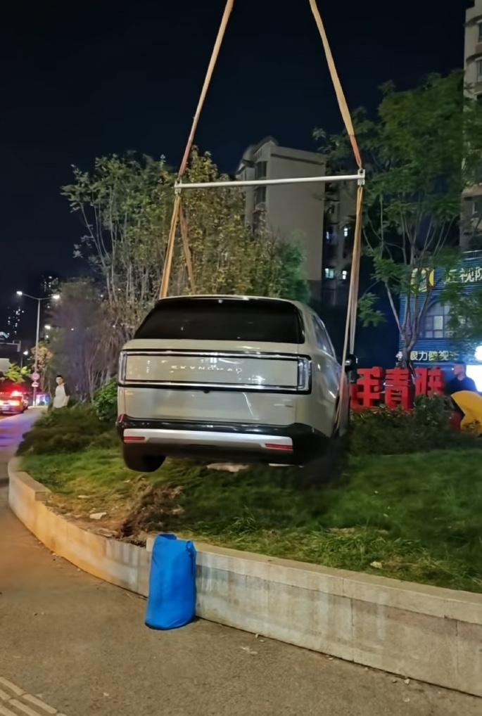 小米澎程首撞，又上绿化带！
9月9日，“小米澎程首撞”词条登上热搜。视频显示，事