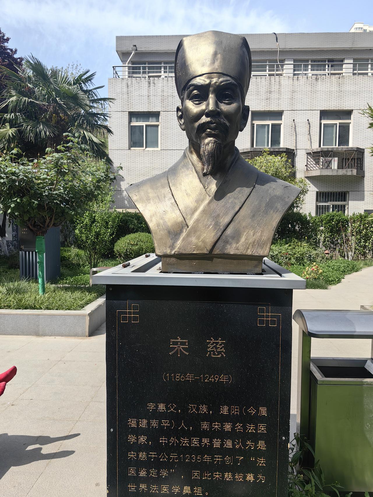 昨天上午做了痔疮手术，搞得我死去活来，痛不欲生！

患了十几年的痔疮，开始时没有