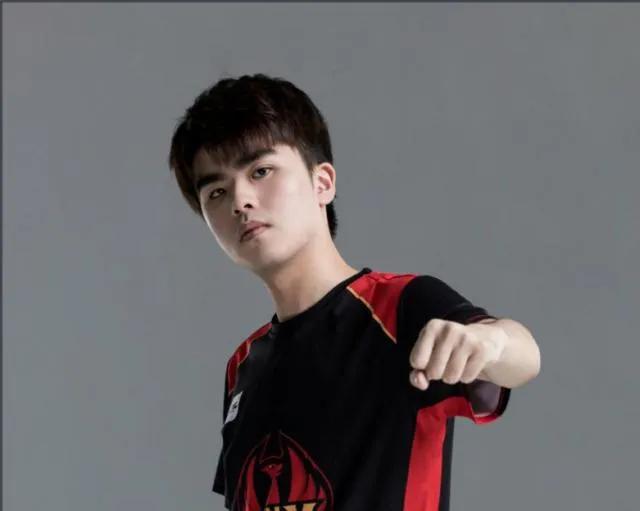 Lwx算不算是RNG有史以来最失败的引援？本以为是补强，不曾想却买来一个拖油瓶[