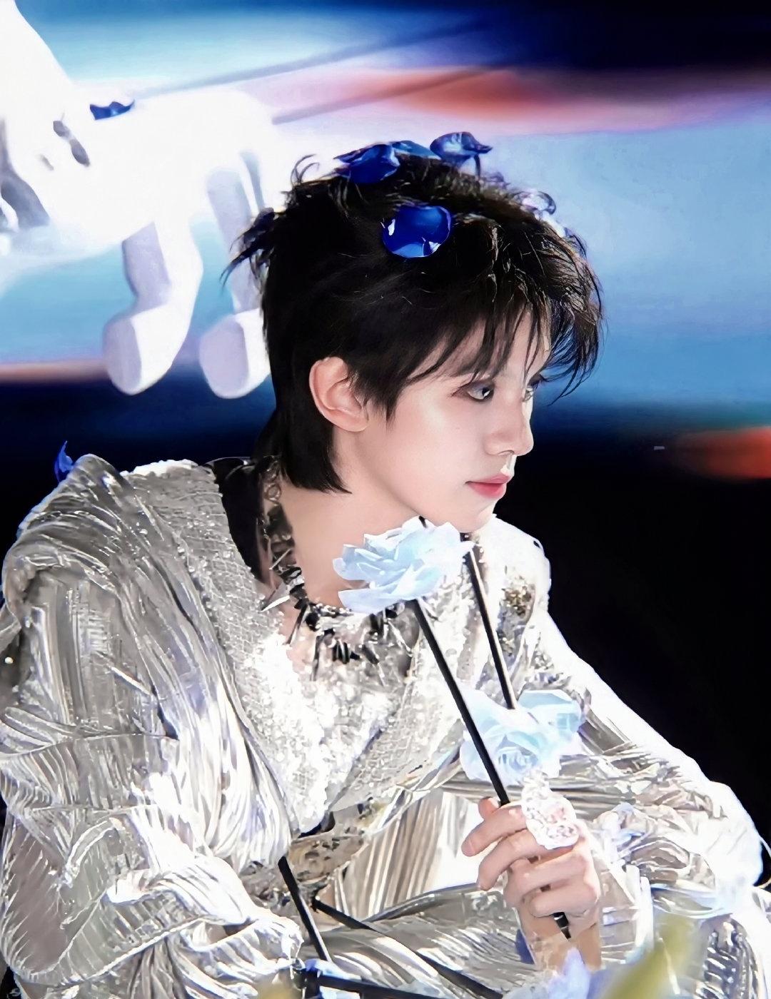 💙照片唯一锁住时间的公式💙
加点zuo料 💙左航出席prada米兰女装秀 