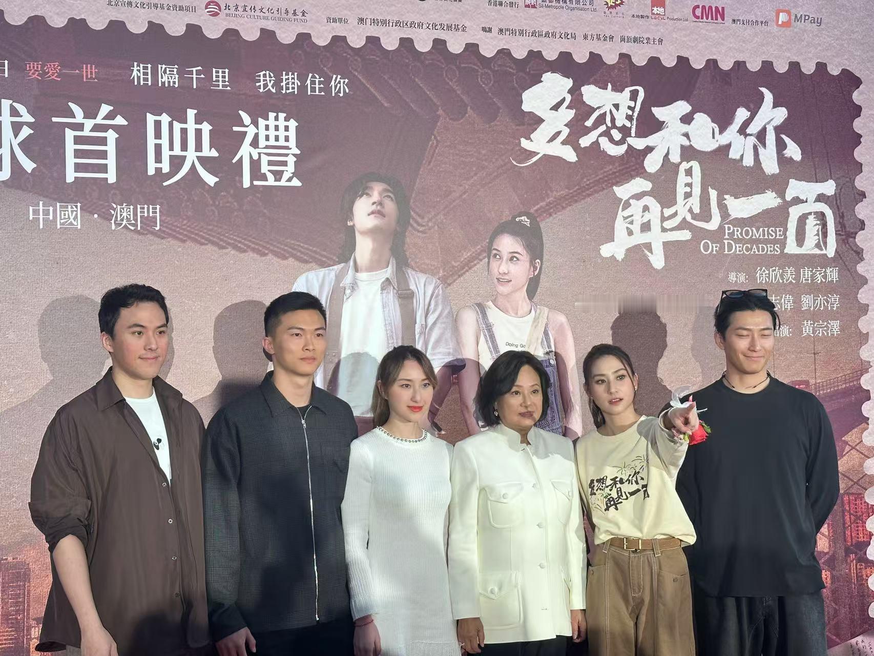 窦骁现身何超莲新片首映礼  啊啊啊啊！窦骁何超莲撒狗粮现场！超莲窦骁夫妻合体又发