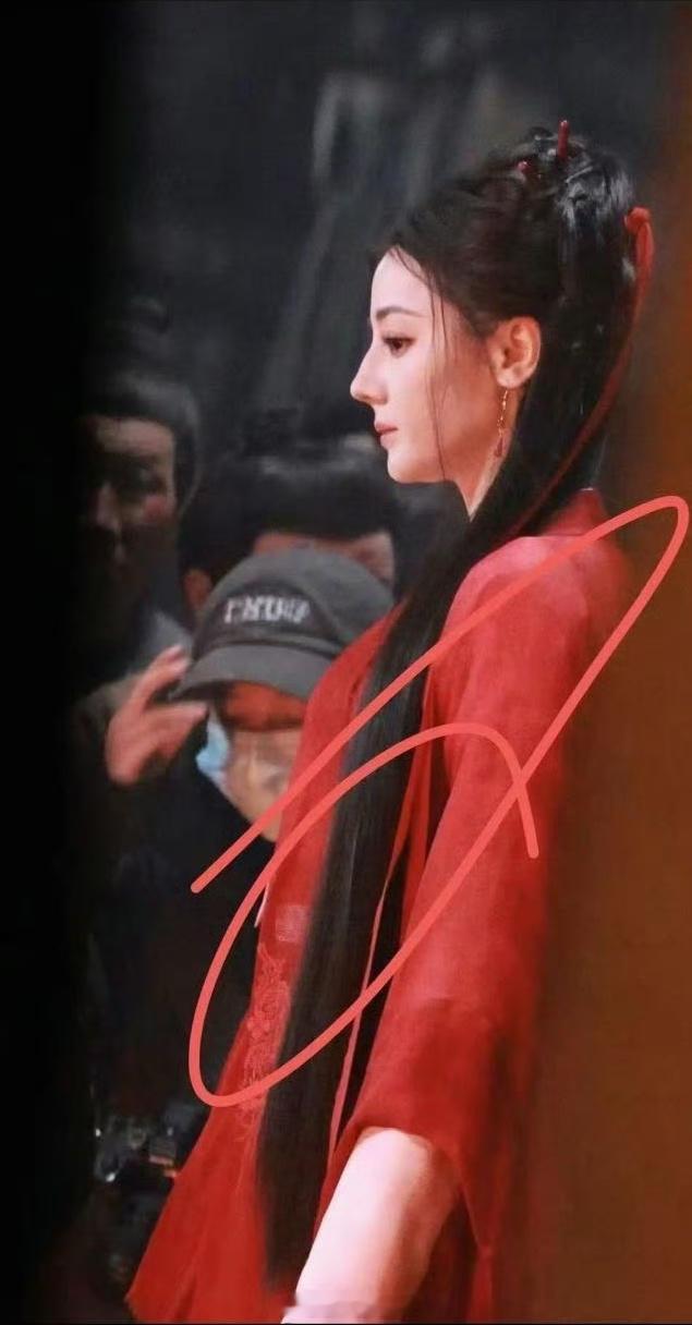 迪丽热巴红衣新造型路透  鬼王来了。。。鬼王大人真的来了❤️🔥 