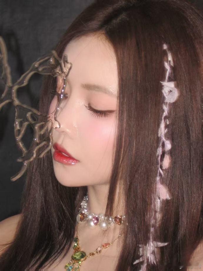 李心洁安崎大眼瞪小眼浪姐选人永远有惊喜，谁都猜不到下一秒会出现什么样的奇妙错位。