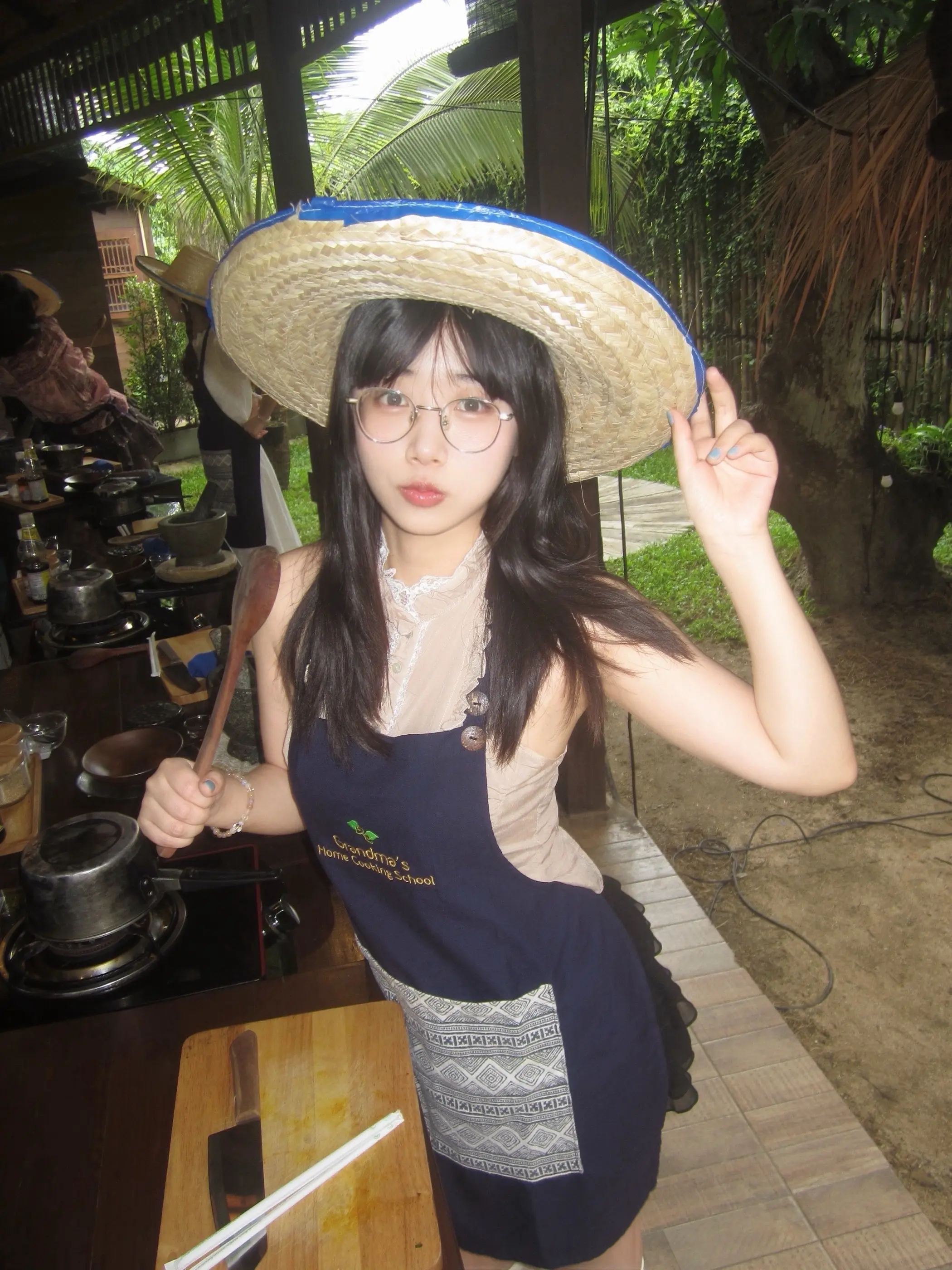 小厨娘轰炸厨房中 嘿嘿奶奶厨房太好玩了 整个农场特别漂亮 喜欢！
