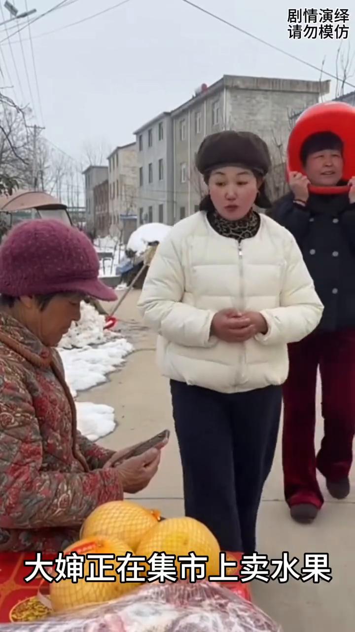 女子拿走柚子被大婶追赶。
大婶正在集市上卖水果，这时白衣女子趁大婶看手机，然后她