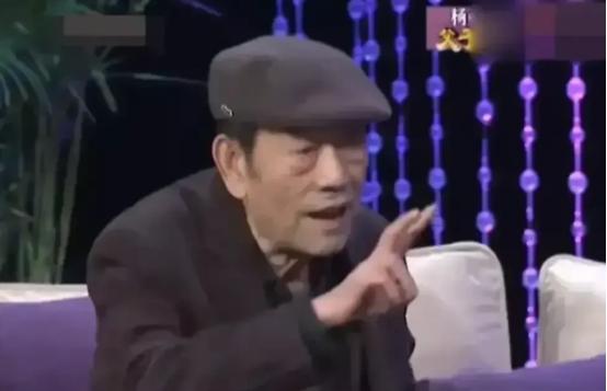 1990年，春晚彩排期间，赵本山和杨少华被安排住一个房间，第二天醒来，杨少华发现