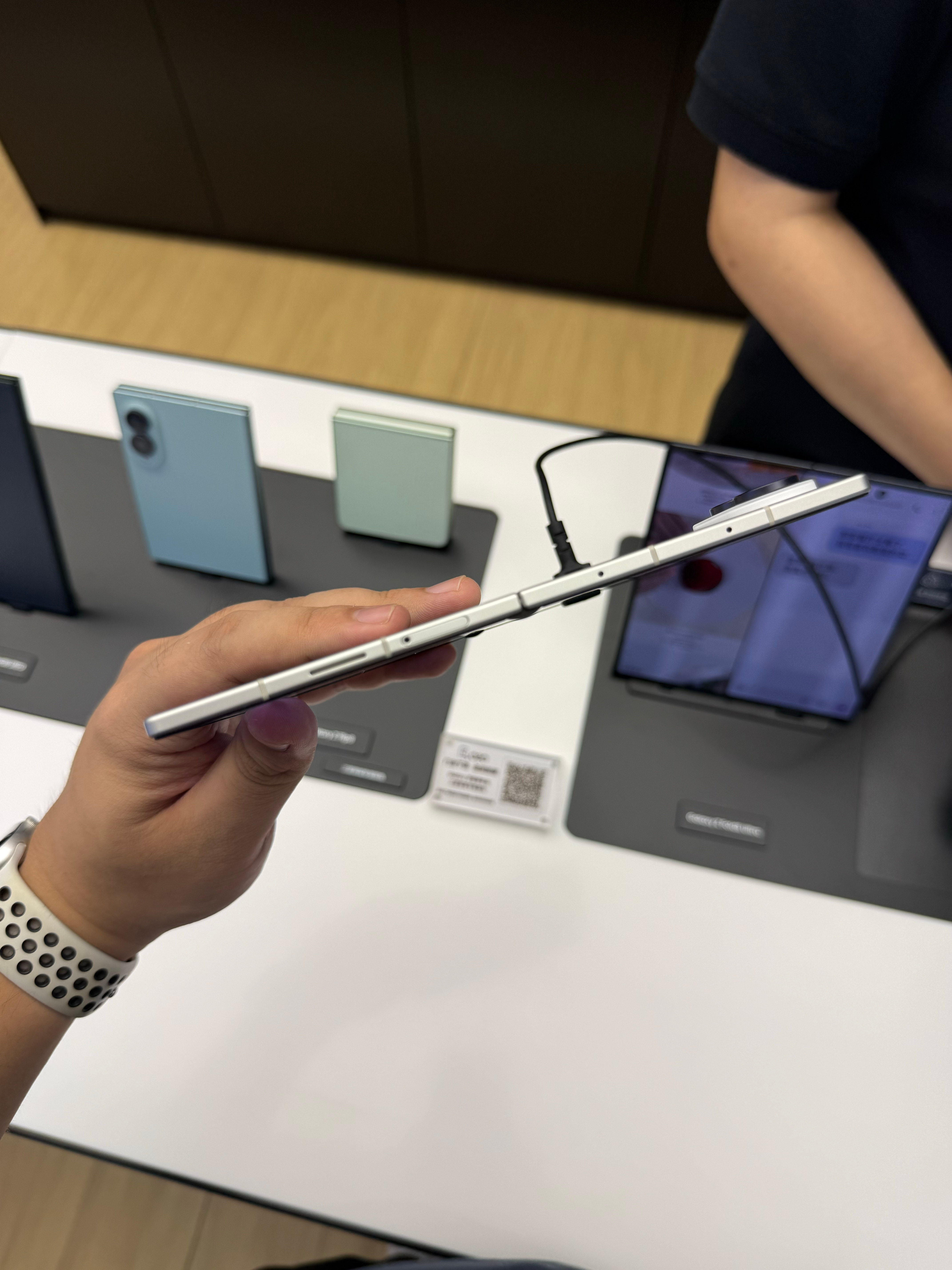 三星  这次发售的三星Galaxyzfold8无疑是主角了，门店里也都是来看这个
