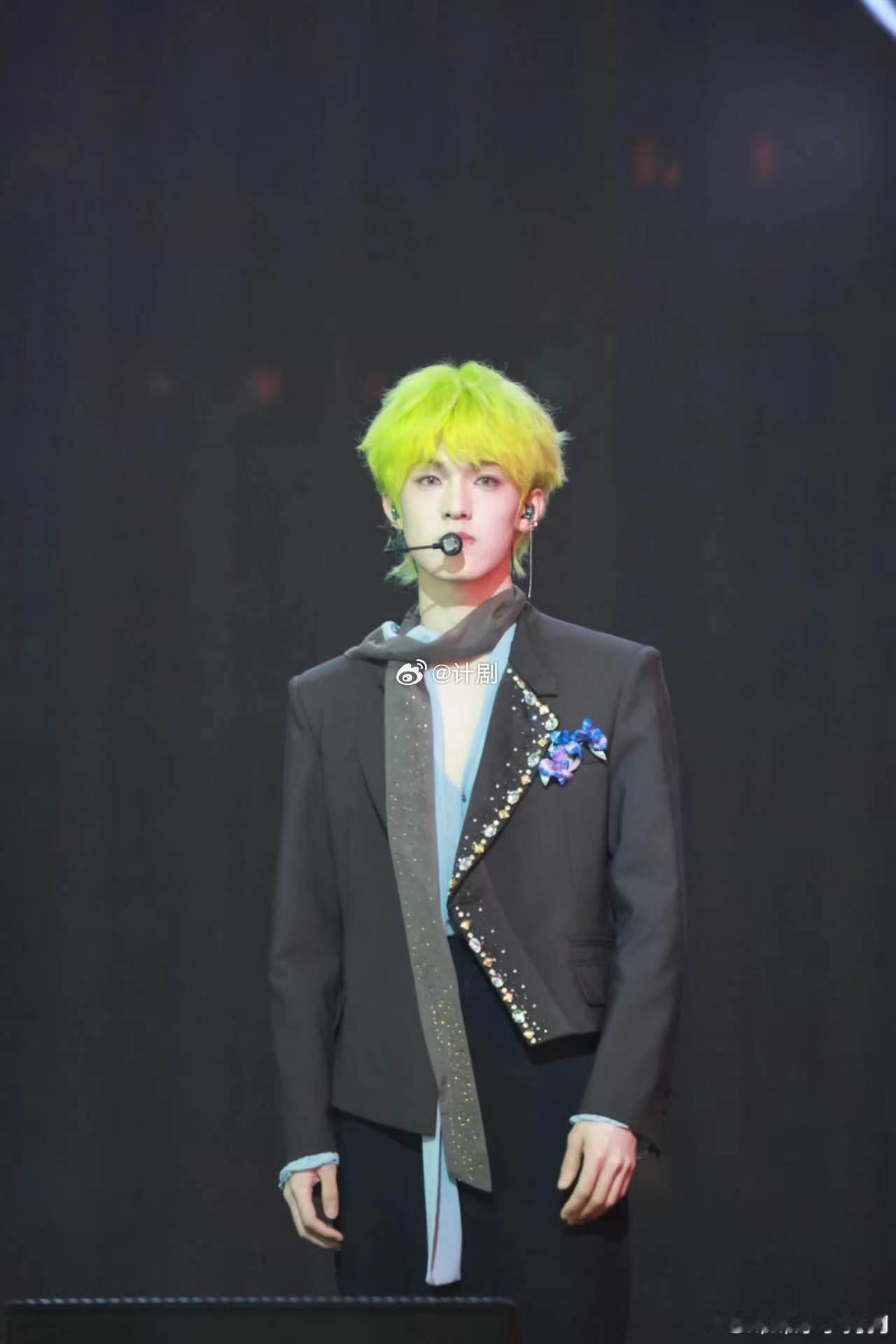 张泽禹荧光绿发色张泽禹绿发 张泽禹这个荧光绿发色真的太有记忆点了，鲜亮色彩打破沉