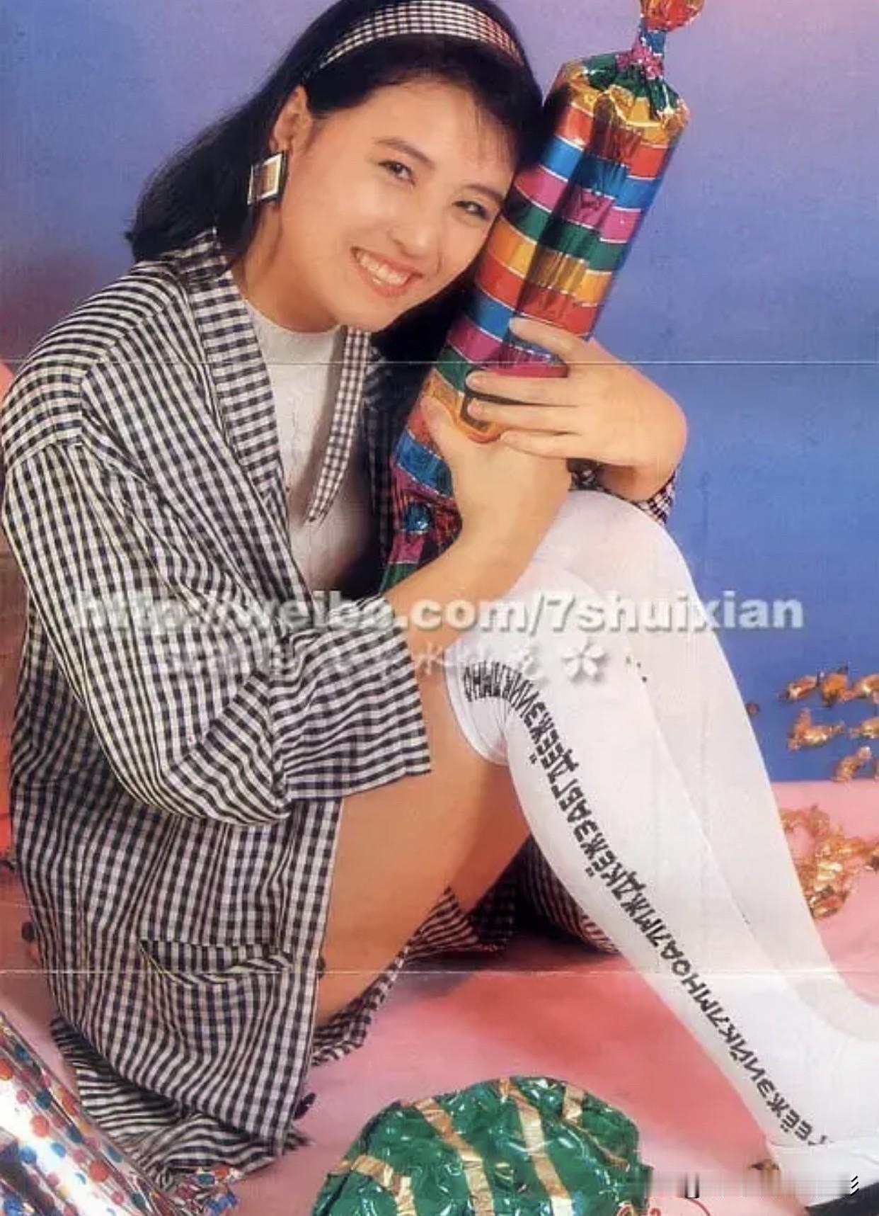 🧡考古周海媚早年登上《明星电视》的杂志旧照👇
格纹西装套装利落又俏皮，搭配复