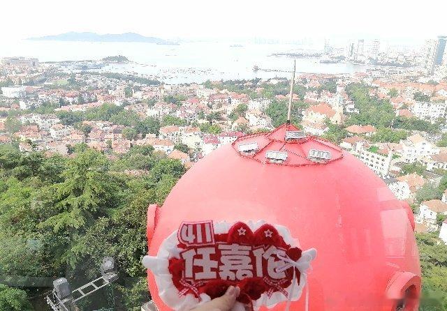 任嘉伦打卡 打卡向着红房子方向也来了一张！搞定，下山！任嘉伦