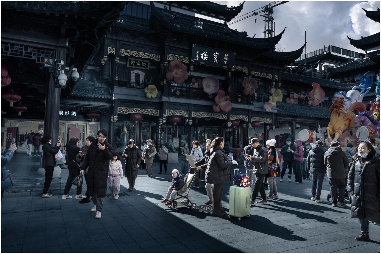 街头人文摄影拍什么?
光影中的建筑和人，建筑是文化的积淀。