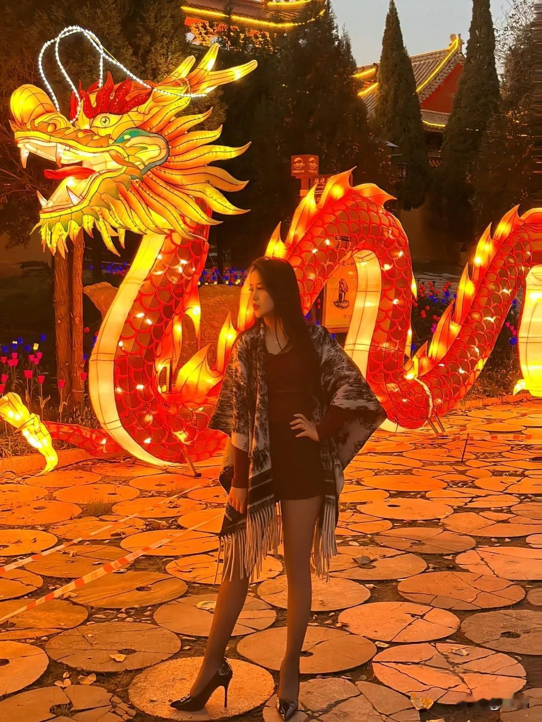 气质女神的穿搭真的太有门道了！就拿赵丽颖的搭配来说，简直是教科书级别。浅棕风衣配