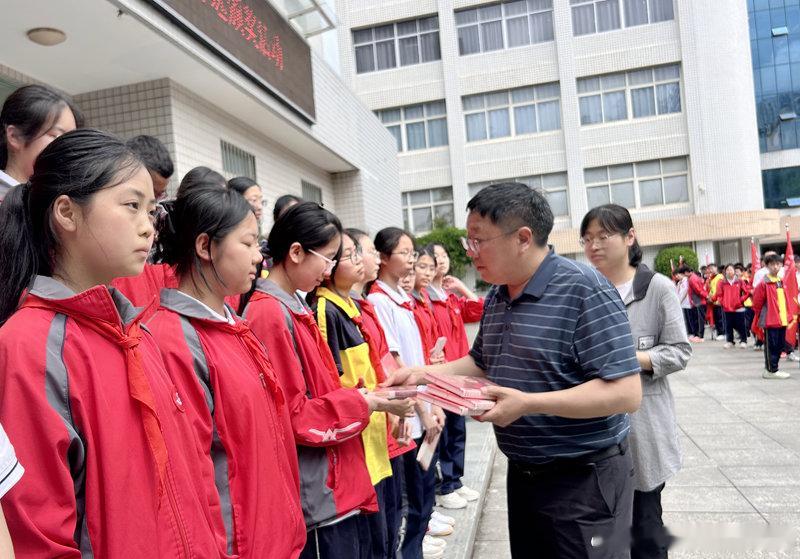 房县 房县实验中学教联体：书香润心启心智 墨韵传情育新风十堰爆料 房县新闻网讯 