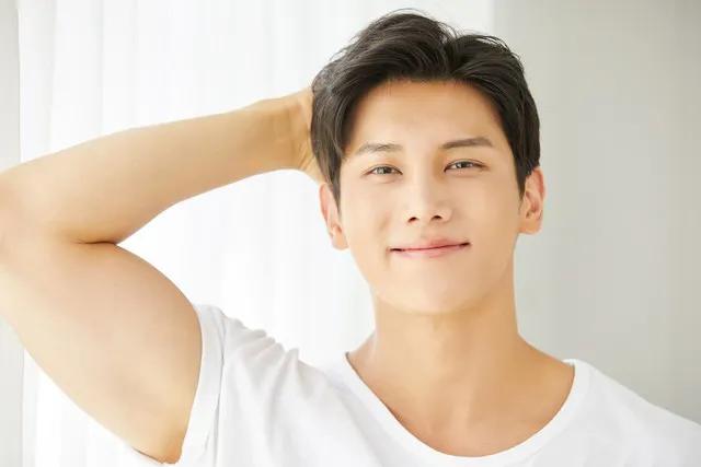 婀娜妩媚二十九，
至今没有男朋友。
父母劝说媒婆到，
缘分已来可拉手。